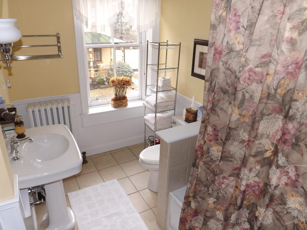 The Patriot House Annville Room photo