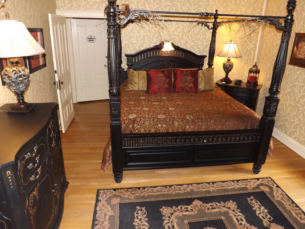 The Patriot House Annville Room photo